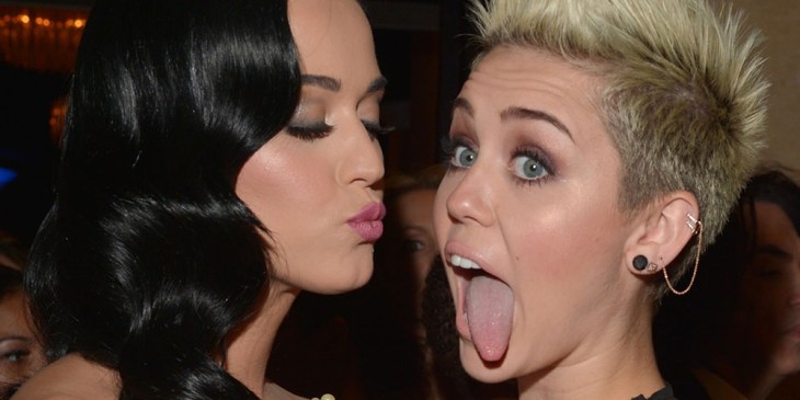 Katy Perry e Miley Cyrus con la sua lunghissima lingua, al 55esimo GRAMMY Awards, 9 febbraio 2013, Los Angeles (foto: Lester Cohen/WireImage)