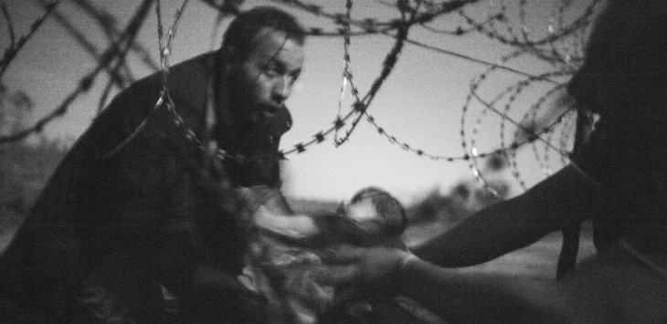 Warren-Richardson-Hope-for-a-New-Life-Röszke-–-Ungheria-28-agosto-2015-World-Press-Photo-of-the-Year-2015-e-primo-premio-nella-categoria-Spot-News-Singles